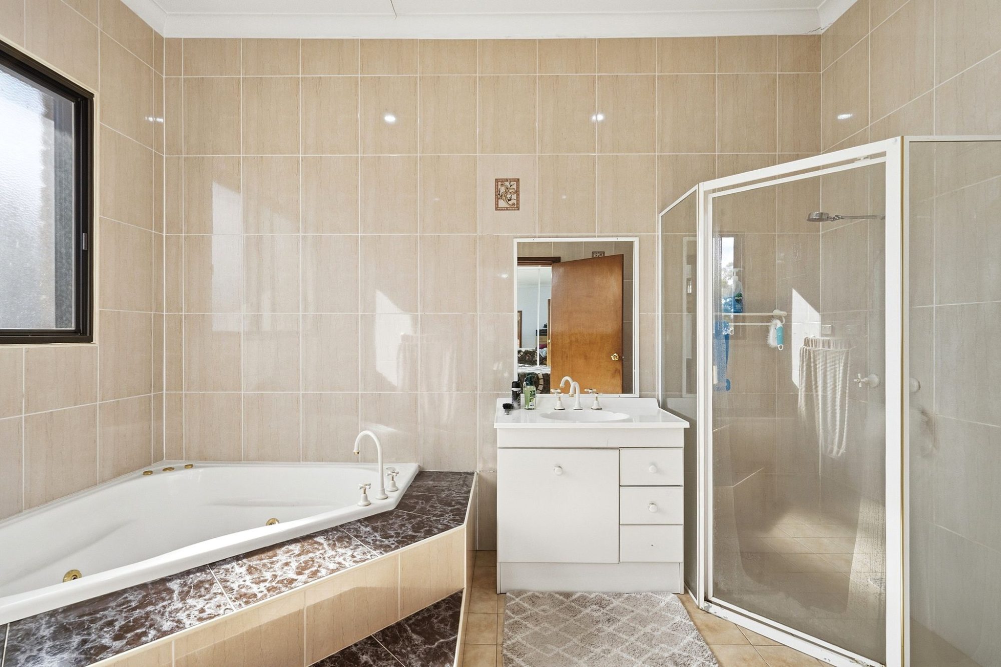 6a3874fcf1e639b52ce76bb6_4_Bathroom 1