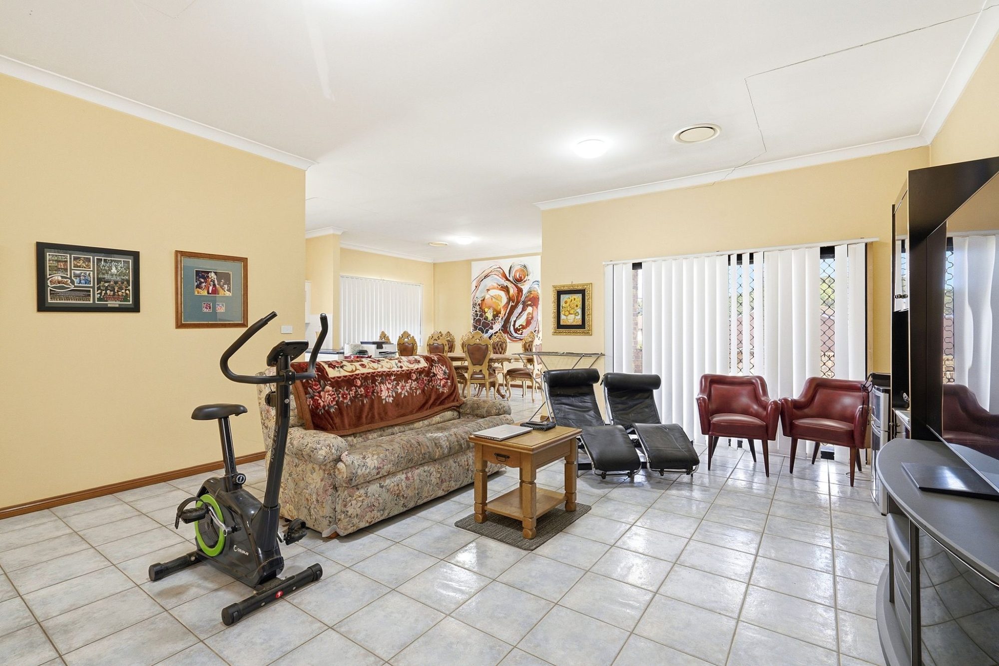 6a3874fdf4b71aca5b43b761_3_Living Room
